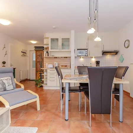 Apartmenthaus Strandstrasse 16 * Kuehlungsborn