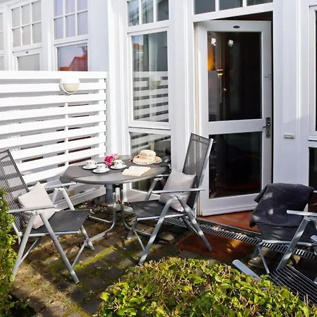 Apartmenthaus Strandstrasse 16 * Kuehlungsborn